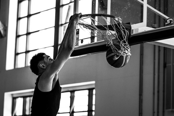 Dunker sans être basketteur professionnel : est-ce possible ?