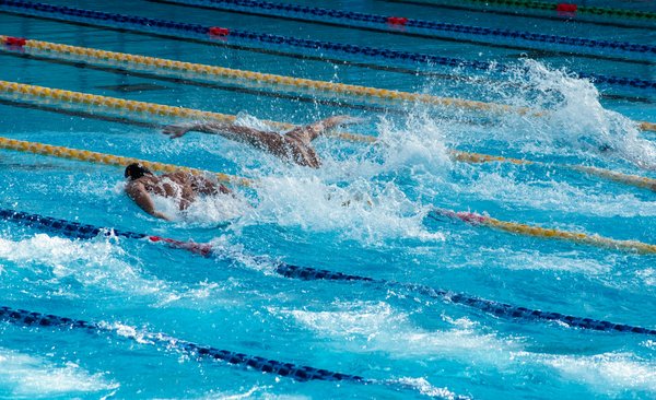 Survivre à votre première compétition de natation fitness